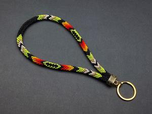 Chaîne de poignet pour femme en perles naturelles faites à la main, imitation perle, motif tribal multicolore vibrant, fermoir doré orné, bijoux tendance - Product Image 2