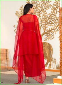 Conjunto de Corsé y Capa Bordados a Mano en Rojo con Detalles Drapeados - Product Image 2