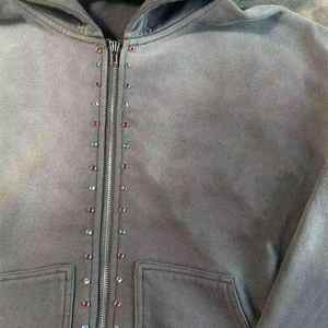 Sweat à capuche unisexe brodé pour l'automne, avec logo personnalisé, effet délavé soleil, fermeture éclair, en molleton bouclette, style streetwear, coupe oversize, délavé à l'acide et orné de strass - Product Image 3