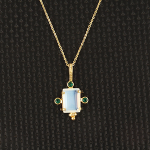Collier léger en laiton plaqué or 18 carats avec pendentif ajustable en opalite blanche et mini quartz émeraude CZ, collection tendance - Product Image 2