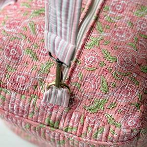Sac de voyage matelassé rose à fleurs RELICSTAR CARPORATION avec poignées rayées et fermeture éclair, modèle RSC-DG-083 - Product Image 2
