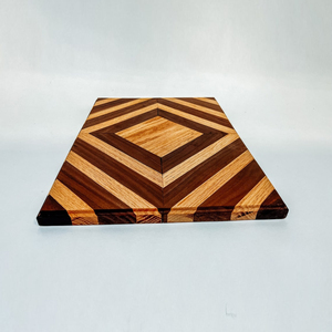 Planche à découper en bois bicolore exquise, avec des motifs géométriques et des rayures en chevron contrastées pour couper les légumes - Product Image 2