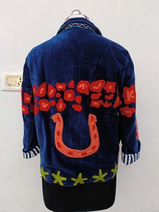เสื้อโค้ทสีน้ำเงินกรมท่า ตกแต่งด้วยลายปักดอกไม้รูปหัวใจด้วยเทคนิค Punch Needle อย่างประณีต ดึงดูดสายตาด้วยดีไซน์ลายดอกไม้รูปหัวใจแบบนามธรรม - Product Image 3