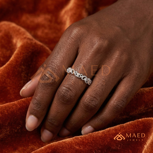 Anillo de boda de lujo de plata de ley 925 con moissanita de corte esmeralda de triple fila de orientación este-oeste y diamante de laboratorio horizontal, anillo llamativo ancho - Product Image 4