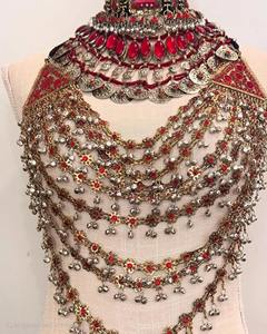 Collar Tribal Afgano Tradicional Kuchi con Incrustaciones de Piedras de Vidrio Rojas Vibrantes y Monedas Colgantes en Tono Plateado - Product Image 4