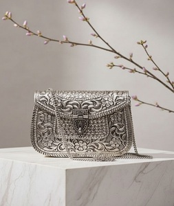 Bolso de mano de latón grabado en oro antiguo hecho a mano para mujer, ideal para bodas y fiestas, de F S International - Product Image 3