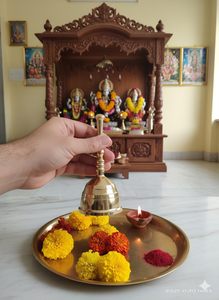 Campana de Pooja de Latón Chapado en Oro Pulido con Mango Largo, Campana de Mano Redonda de Metal con Diseño en Relieve para el Culto en el Templo del Hogar - Product Image 4