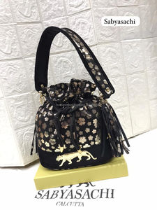 Embrague de noche Sabyasachi de calidad superior La artesanía intrincada define el embrague con el logotipo de Taj de Sabyasachi, accesorios de lujo - Product Image 2