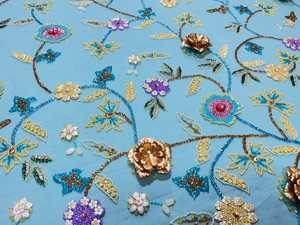 Tissu en dentelle de tulle bleu clair de qualité supérieure, brodé à la main avec des fleurs, des perles multicolores et des travaux en zari doré pour robes de mariée - Product Image 5