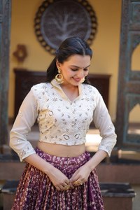 Lehenga Choli Jacquard para Mujer al por Mayor con Blusa Bordada con Cuentas, Diseño Indio para Bodas y Festivales, Calidad de Exportación - Product Image 3