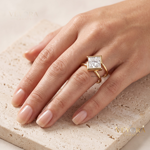 Cautivador Anillo Oura de Moissanita Princesa, con Diseño de Concha, Elaborado en Plata Sólida 925 con Detalle de Brazalete Abierto y Engaste Geométrico en Forma de Cometa - Product Image 1