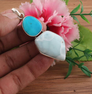 Colgante de Plata de Ley 925 con Baño de Platino, Engaste Vintage, con Turquesa Larimar Azul Natural, Joyería Unisex de Alta Gama, Venta al por Mayor - Product Image 3