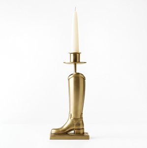 Porte-bougie décoratif équestre avec une élégante finition dorée inspirée du design classique d'une étrier de cheval, avec un support de bougie haut. - Product Image 4