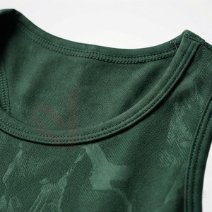 Ensemble de yoga 2 pièces pour femme, vert foncé, composé d'un crop top dos nageur à col rond sans manches et d'un legging taille haute, couleur unie - Product Image 4