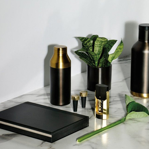 Shaker à cocktails noir mat et or, alliant un contraste audacieux avec un style sophistiqué, un accessoire de bar haut de gamme pour la préparation de boissons - Product Image 6