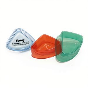 Tazón Triangular para Mascotas Yommy de 24.5 cm para Gatos y Perros - Product Image 1