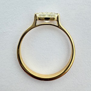 Bague de fiançailles en diamant de laboratoire taille radiant East West de 1,00 carat certifié IGI, en or jaune massif 14 carats, avec demi-sertissage solitaire - Product Image 6