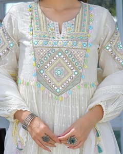 Salwar Kameez de Algodón Blanco con Dupatta Bordada, Conjunto Informal Tradicional Indio Pakistaní para Mujer - Product Image 4