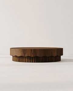 Soporte de madera estilo rústico con diseño ondulado para exhibir postres, ideal para panaderías, cafeterías, centros de mesa de bodas y decoración. - Product Image 1