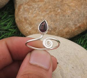 แหวนเงินแท้ 925 ประดับพลอยโกเมนสีแดงทรงเรียบง่าย ทำมือ สไตล์โบฮีเมียน คลาสสิก ประณีต แหวนเดี่ยว รับรองคุณภาพ เหมาะสำหรับงานแต่งงาน - Product Image 1