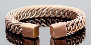 Bracelet jonc épais en cuivre pur, chaîne entrelacée, style antique oxydé, bijou torique à extrémité cubique - Product Image 2