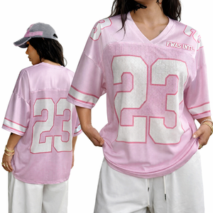 Camiseta de Fútbol Americano Rosa para Mujer al por Mayor, Personalizada, de Malla de Poliéster Transpirable, con Número Impreso y Cuello en V - Product Image 1