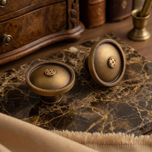 Bouton de meuble rond classique en laiton antique, poignée de tiroir de commode vintage, quincaillerie décorative dorée pour armoire de cuisine - Product Image 1
