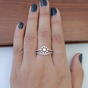 Anillo de Mariposa y Flor Namivaa para Mujer, Diseño Elegante de Banda Curva, Joyería Fina con Microincrustaciones, Regalo para Bodas y Fiestas - Product Image 4