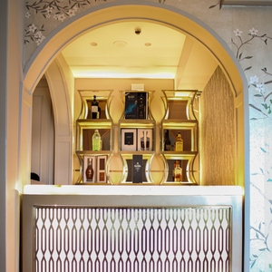 Ensemble de bar commercial de luxe Regal Nook avec éclairage LED, cadre en bois durable et écologique, design contemporain pour appartement de style ferme - Product Image 4