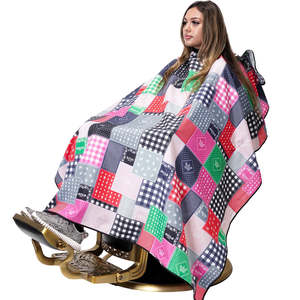 Capas de Peluquería de la Mejor Calidad con Diseño de Rayas, Ligeras, Cómodas para Cortar el Cabello, de Esponja de Poliéster Negra, Personalizadas - Product Image 3