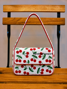 Sac à bandoulière de luxe fait main en perles de rocaille motif fraise, sac à main brodé tendance pour femme |   Écologique, léger, robuste et tendance - Product Image 4