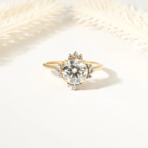 Bague de fiançailles en or massif 10K/14K/18K avec diamant de laboratoire rond ou moissanite, certifiée IGI, couleur DEF, clarté VS/VVS, style halo ou grappe - Product Image 1