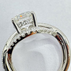Anillo de compromiso de oro blanco de 14k con diamante cultivado en laboratorio de corte redondo de 2.62CTW, certificado IGI, con banda dividida - Product Image 6