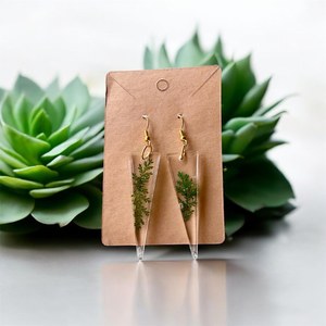 Pendientes Minimalistas Botánicos de Helecho Prensado en Resina con Marco Dorado, Inspirados en el Bosque, Artesanía en Resina - Product Image 2