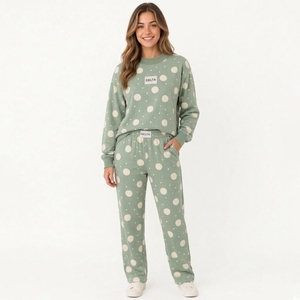 Conjunto de 2 piezas DELTA para mujer, con estampado de lunares, sudadera de cuello redondo y hombros caídos, y pantalones largos, conjunto informal a juego. - Product Image 1