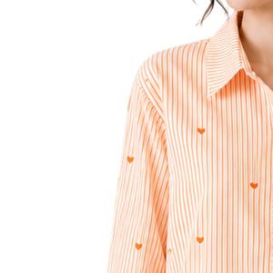 Camisa de mujer a rayas naranja y blanca con botones, blusa de algodón de manga larga con bordado de corazón, corte holgado, estilo casual, top oversize. - Product Image 3