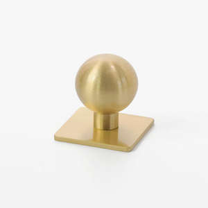 Bouton de meuble moderne en laiton massif en forme de boule avec plaque arrière carrée, finition or brossé, pour tiroirs de cuisine et armoires - Product Image 3