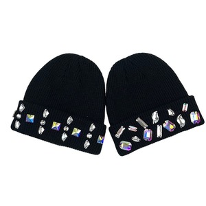 Bonnet en tricot tendance avec garniture en strass rouge, bleu, crème, rose – Chapeau d'hiver chaud en acrylique pour femmes et hommes - Product Image 4
