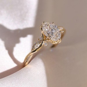 Anillo Romántico con Diamante Ovalado de 2.01CT VS2, Diseño Floral, Oro Amarillo de 14K, Regalo para Bodas, Cumpleaños y Eventos - Product Image 3