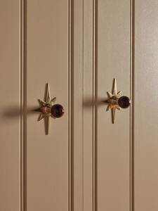 Boutons de meuble en laiton motif étoile avec poignée ronde foncée et billes décoratives en résine rouge pour armoire, étagère, porte, fenêtre - Lot de 2 - Product Image 1