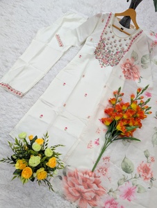 ชุดสูทดีไซน์เนอร์ 3 ชิ้น ผ้าวิสโคสชานเดรีแท้ พร้อมงานปักเลื่อมที่เสื้อและกางเกง พร้อมผ้าคลุมไหล่พิมพ์ลายออร์แกนซ่า - Product Image 1