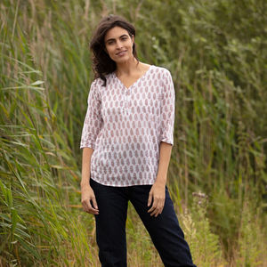 Blusa KURTA de Longitud Media, Estampado Floral Rosa y Gris sobre Blanco, Blusa India para Mujer, Cuello en V, Media Manga - Product Image 5