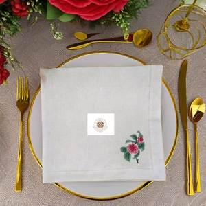Servilleta de lino bordada con flor de rosa, diseño clásico y romántico, perfecta para mesas de boda y ocasiones especiales. - Product Image 1