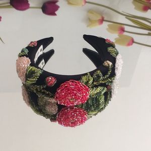 Bandeau pour cheveux brodé à la main avec un design perlé coloré pour un look tendance - Product Image 2