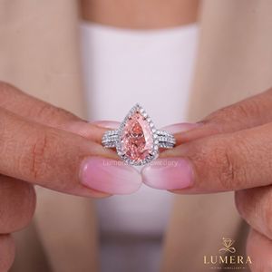แหวนหมั้นเพชรทรงลูกแพร์สีชมพูแฟนซีสำหรับผู้หญิงจาก Lumera ประดับเพชรข้างสี D ได้รับการรับรองจาก IGI สไตล์โรแมนติก - Product Image 1
