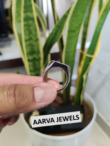 Bague de Fiançailles en Moissanite Plaqué Or Blanc, Coupe Ovale, avec Grappe Semi-encastée et Sertissage à Griffes pour Femme - Product Image 4