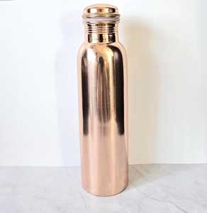 Botella de cobre dorado: Una declaración clásica de bienestar y diseño artístico para espacios premium - Product Image 4