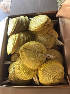 พัดใบไผ่เวียดนามแบบถือ ทำจากหญ้าบูรีทรอปิคอลธรรมชาติ งานถักทอ ของชำร่วยงานปาร์ตี้ ของตกแต่งรูปหัวใจสีทอง 99 ชิ้น - Product Image 3