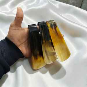 Cuchara para zapatos de cuerno de buey de diseño moderno con cordón de cuero, hecha a mano con cuerno natural, al mejor precio. - Product Image 1