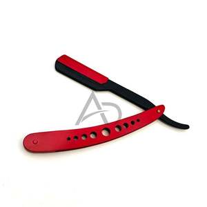 Rasoir de barbier rouge et noir à double tonalité, lame métallique tranchante, manche rouge avec découpes circulaires - Product Image 3